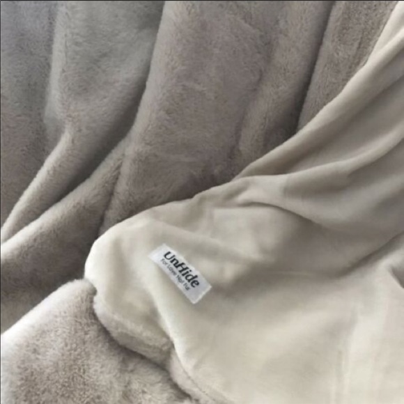 UnHide for love not fur blanket 50x60 New!!! - Picture 5 of 7